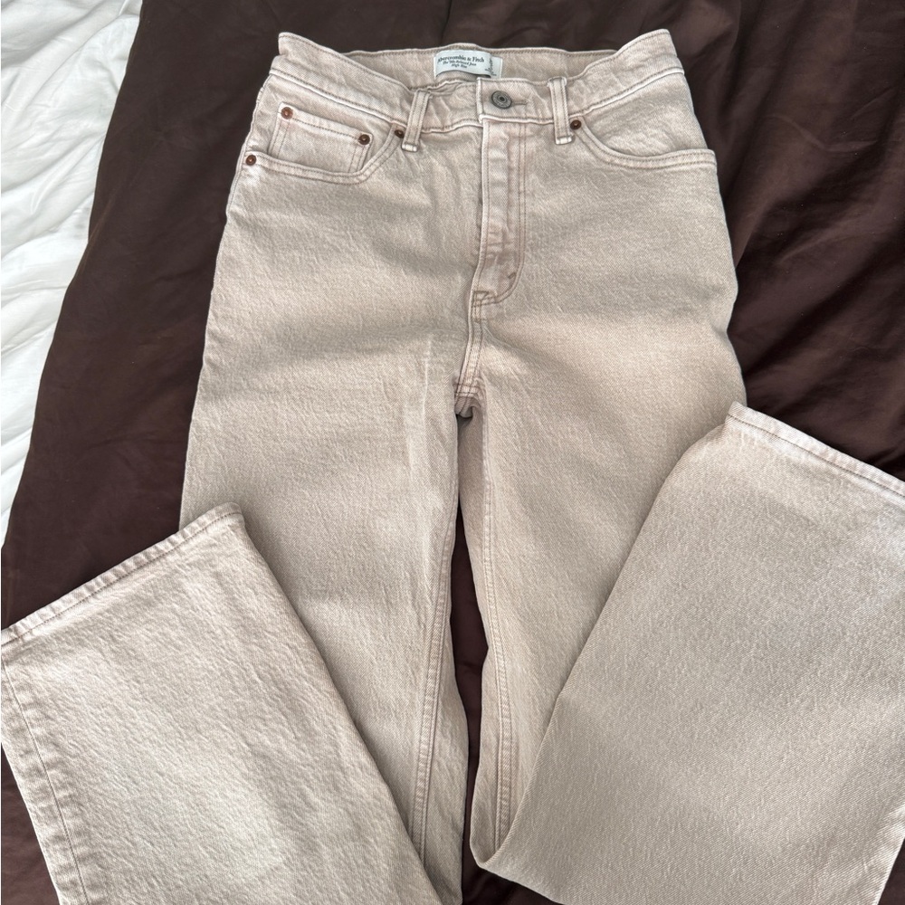 Abercrombie & Fitch High-Rise Straight Jeans - Light Beige
